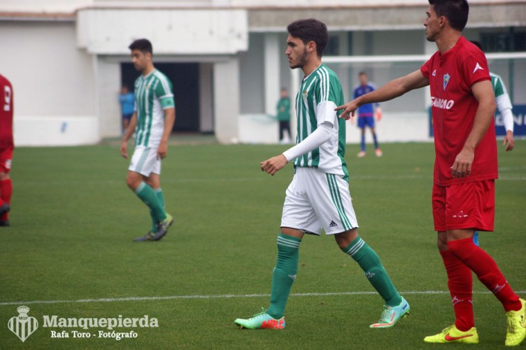 De La Hoz, al fondo tras Sergio Navarro, fue el menos malo del esperpento que fue el filial.