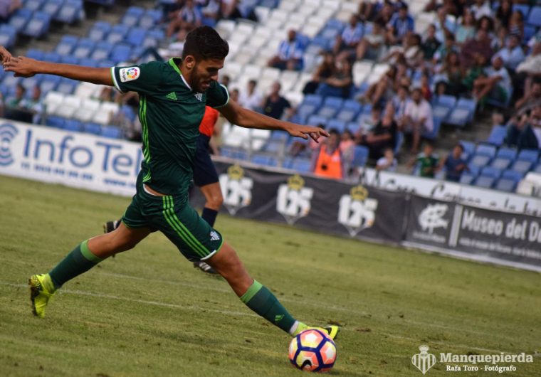 Dani Ceballos pugna por un balón en el encuentro ante el Córdoba.