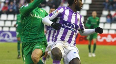 Lance de partido entre el Valladolid y el Betis en el Nuevo José Zorilla.