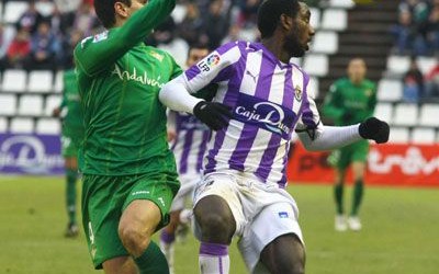 Lance de partido entre el Valladolid y el Betis en el Nuevo José Zorilla.