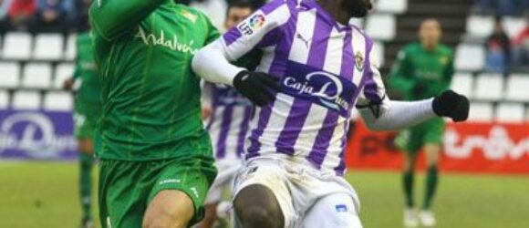 Lance de partido entre el Valladolid y el Betis en el Nuevo José Zorilla.