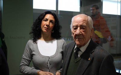 Reyes Aguilar, colaboradora de Radio Betis y Estilo Betis, lanzará el próximo 7 de noviembre su última obra sobre el Real Betis 'El Manquepierda: Una filosofía de vida'.