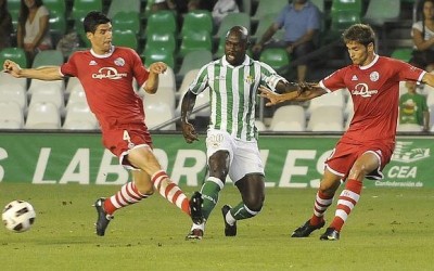 Emana será titular de nuevo en el tridente ofensivo del Betis.