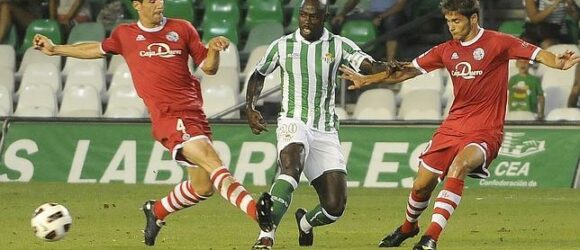 Emana será titular de nuevo en el tridente ofensivo del Betis.