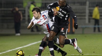 Joël Sami, defensa central del Nancy, pugna con Gourcuff por un balón