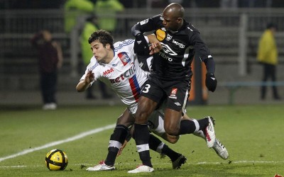 Joël Sami, defensa central del Nancy, pugna con Gourcuff por un balón