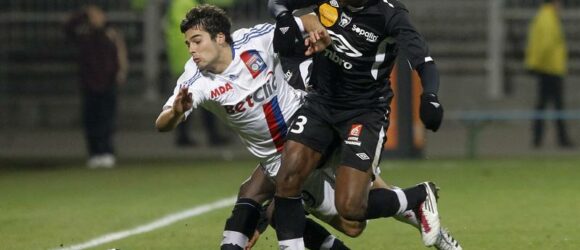 Joël Sami, defensa central del Nancy, pugna con Gourcuff por un balón
