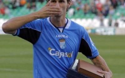 Capi ha debutado con victoria en el primer partido de liga del Camas CF ante el Atlético de Sanlúcar (3-1)