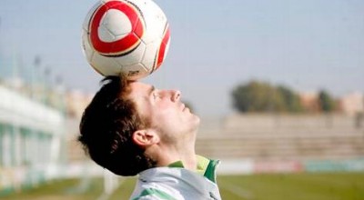 Miki Roqué, haciendo malabares con el balón.Foto: ElCorreoweb