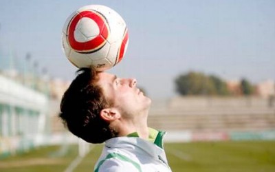Miki Roqué, haciendo malabares con el balón.Foto: ElCorreoweb