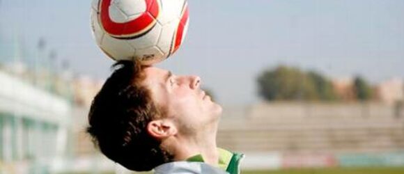 Miki Roqué, haciendo malabares con el balón.Foto: ElCorreoweb
