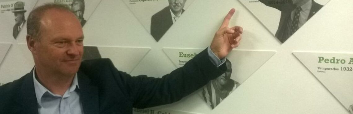 Pepe Mel en el Muro de la Fama del Betis - Foto Real Betis Balompié