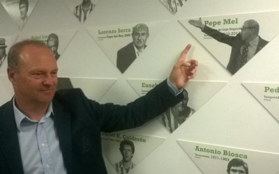 Pepe Mel en el Muro de la Fama del Betis - Foto Real Betis Balompié