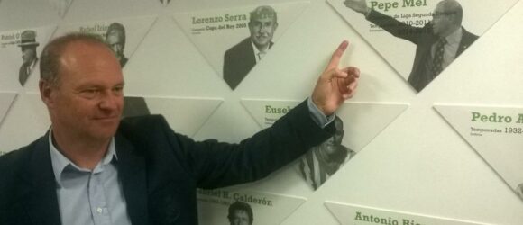Pepe Mel en el Muro de la Fama del Betis - Foto Real Betis Balompié