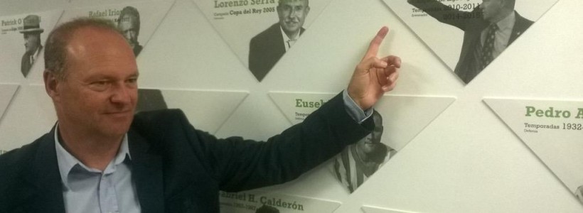 Pepe Mel en el Muro de la Fama del Betis - Foto Real Betis Balompié